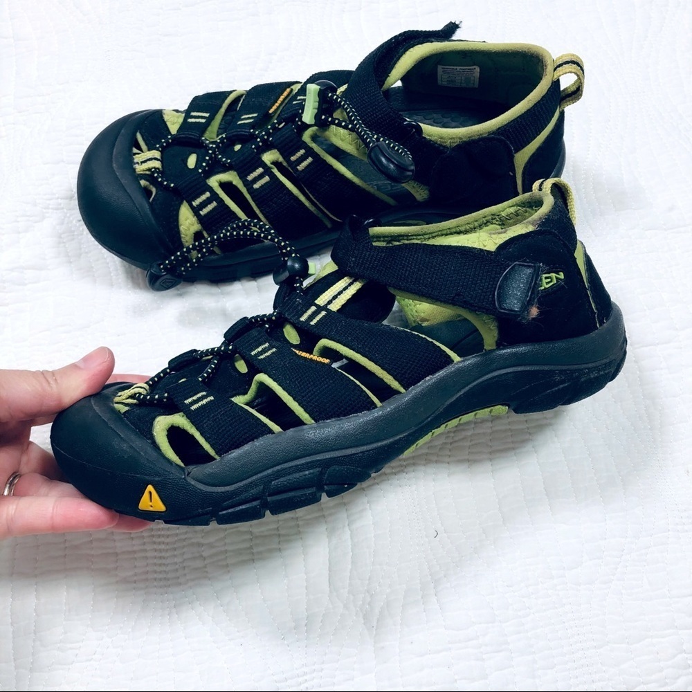 🔥 Keen black waterproof hiking sandals sz4 kids